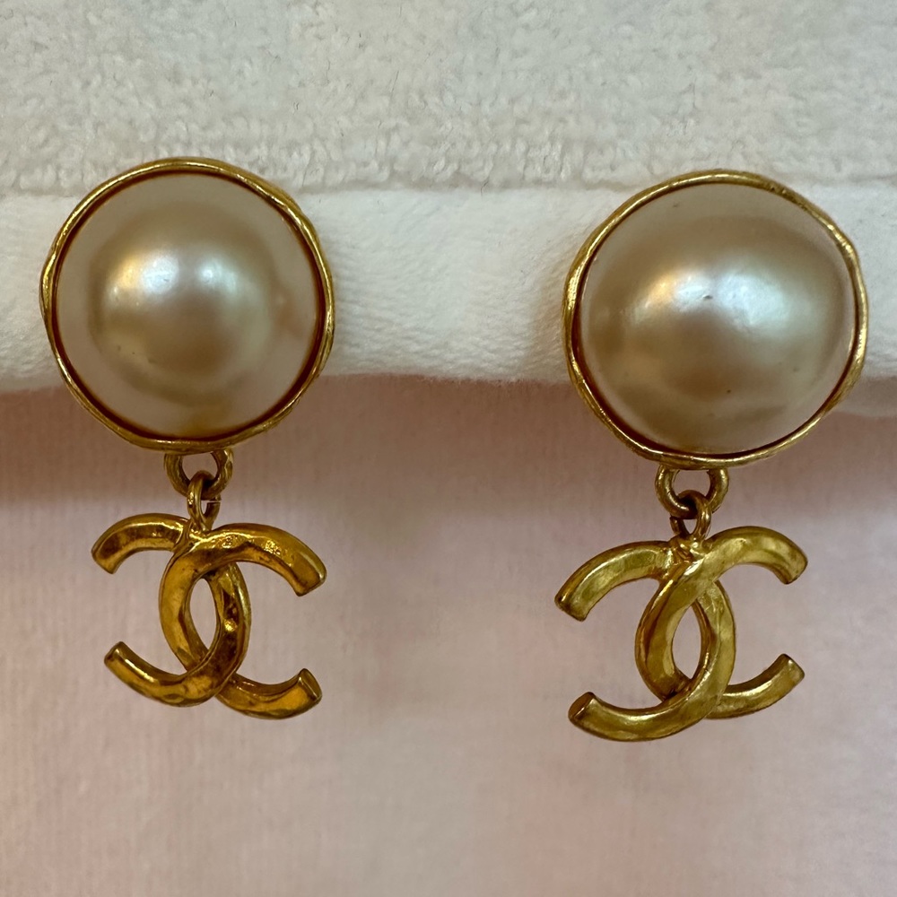 Authentic Vintage Chanel clip earrings. Excellent condition